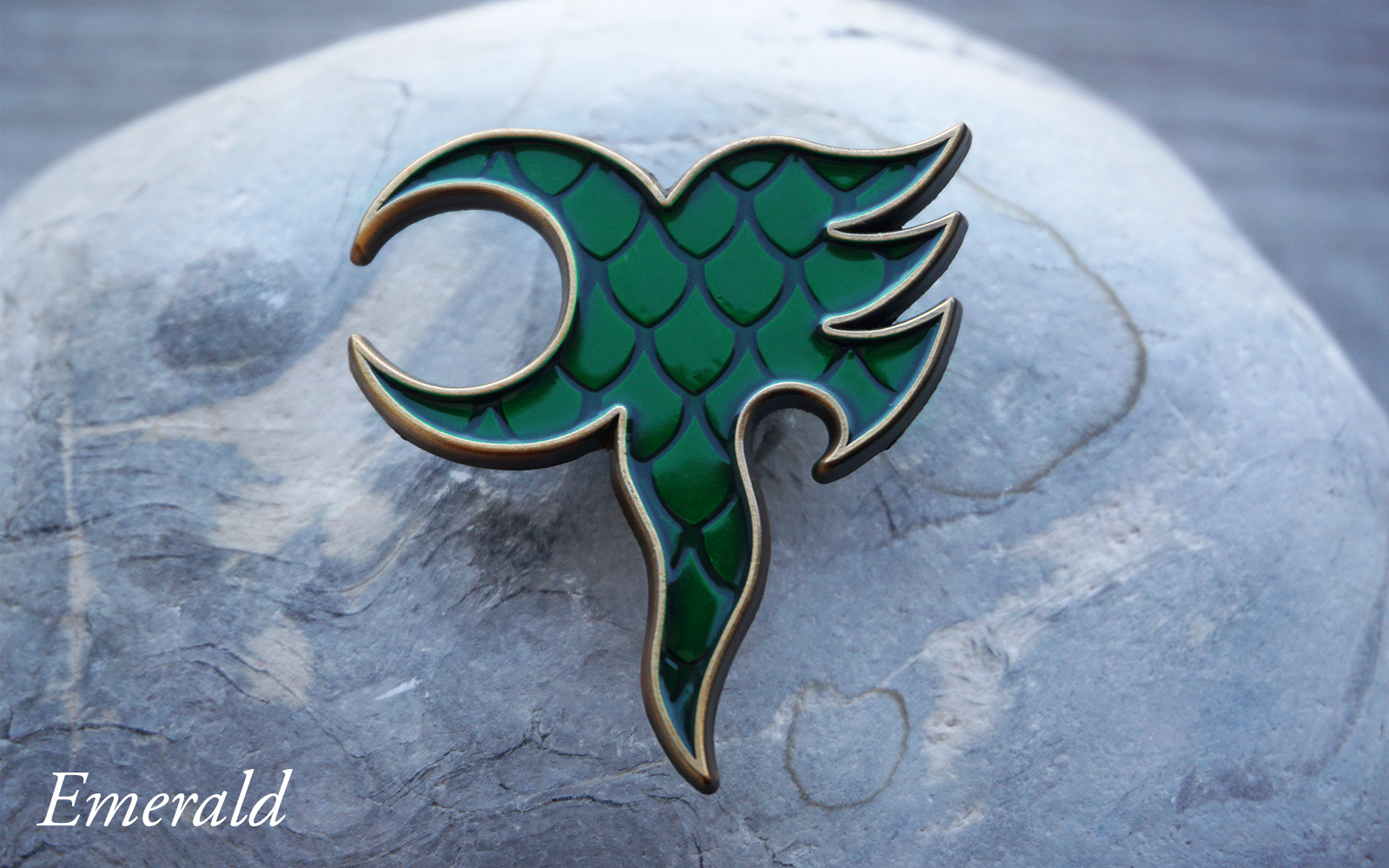 emerald gold yawë pin